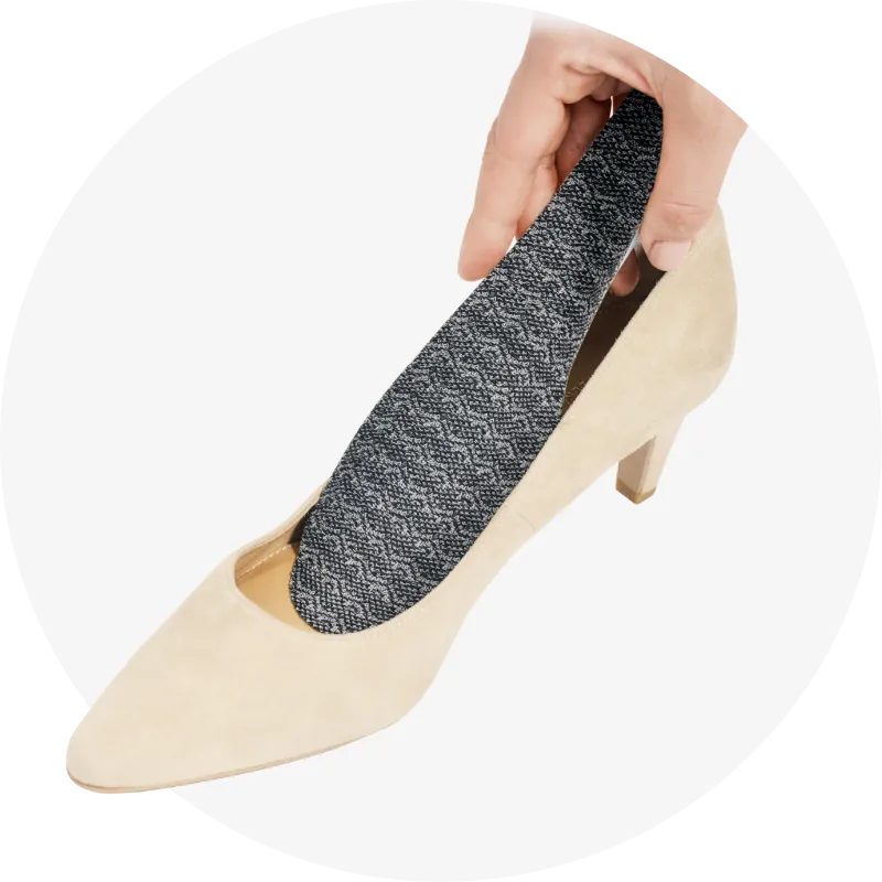 靴に装着する様子